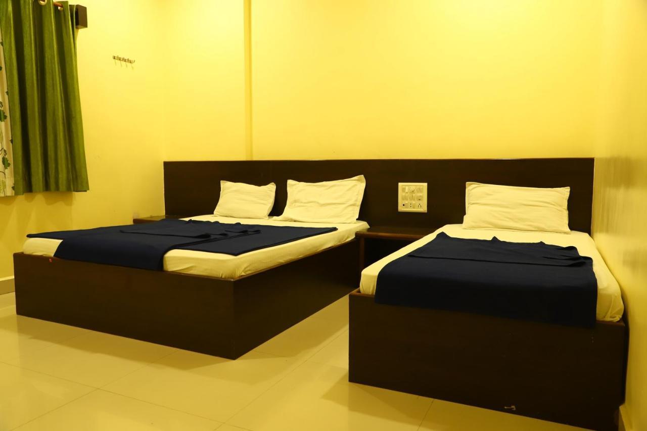 Sai Madhavi Palace Hotel Ширді Екстер'єр фото