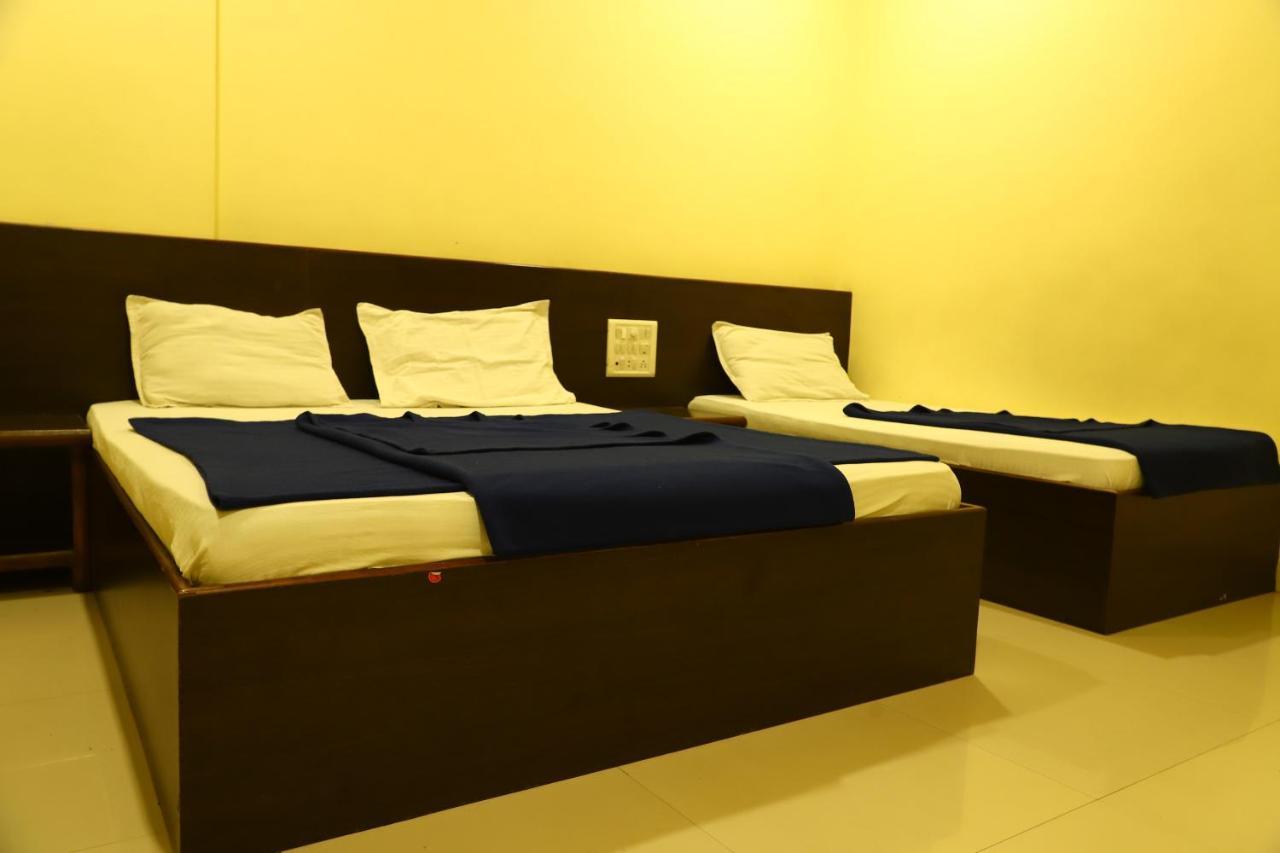 Sai Madhavi Palace Hotel Ширді Екстер'єр фото