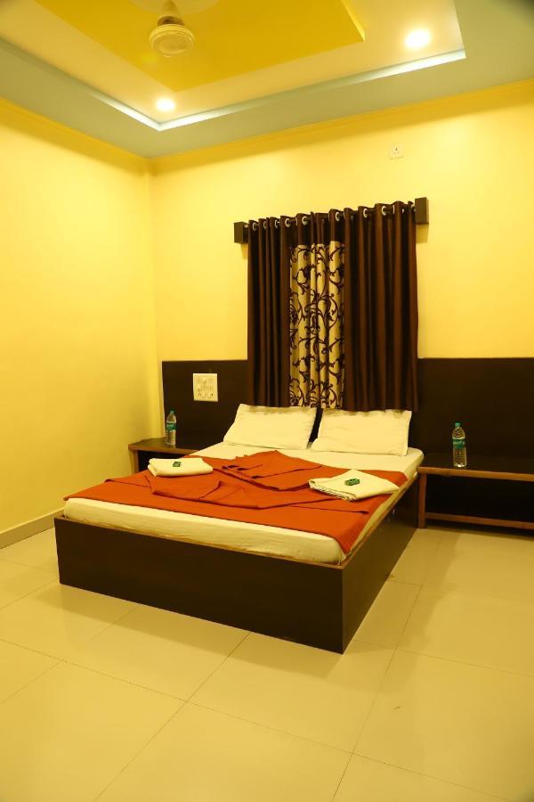 Sai Madhavi Palace Hotel Ширді Екстер'єр фото