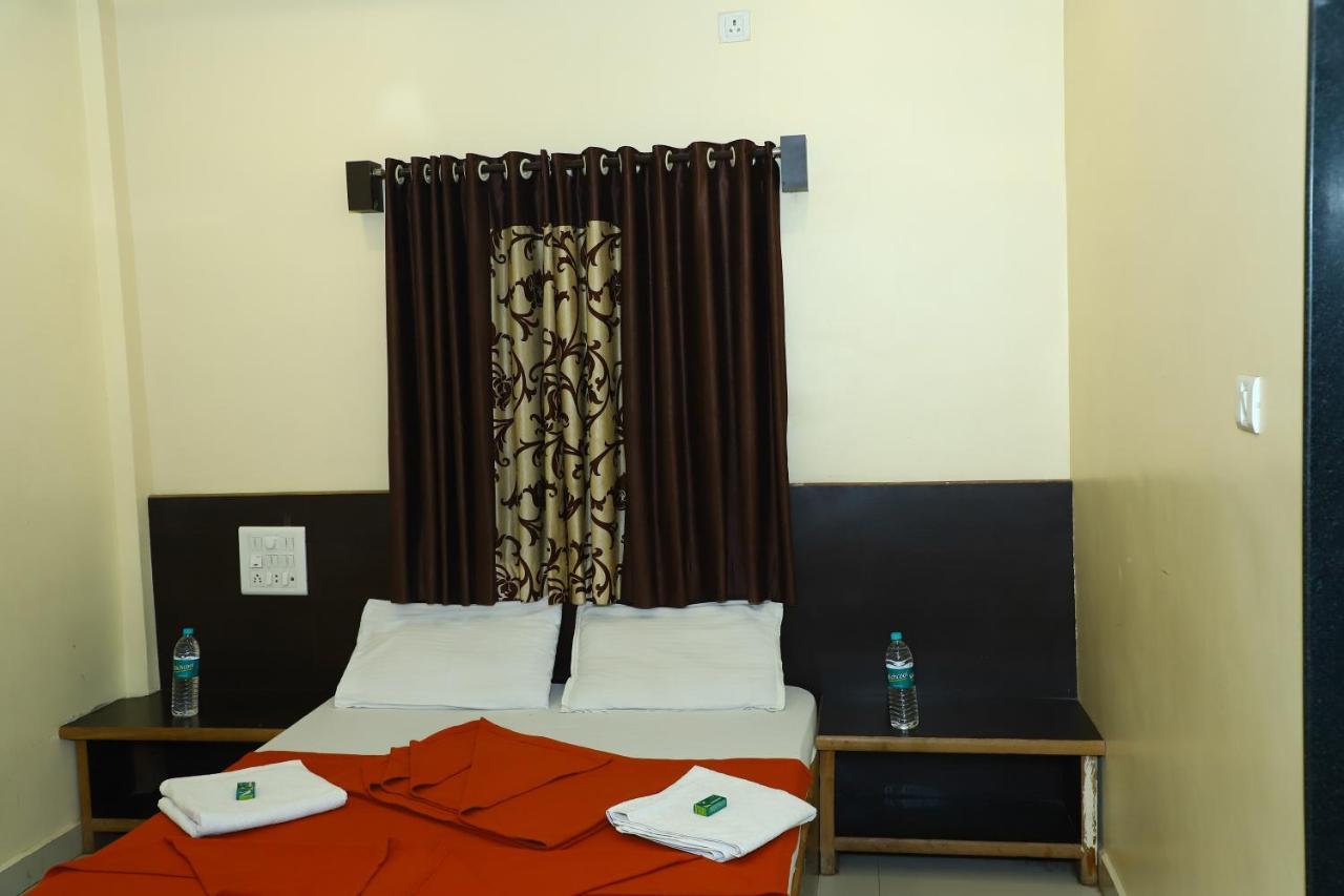 Sai Madhavi Palace Hotel Ширді Екстер'єр фото