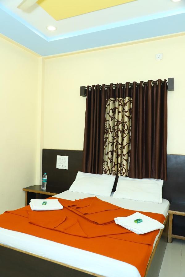 Sai Madhavi Palace Hotel Ширді Екстер'єр фото